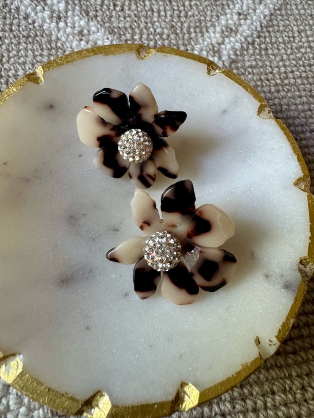 Lele Sadoughi Tortoise Flower Statement Earrings Rhinestone Center - Picture 4 of 5